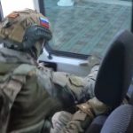 Кадры задержания 18-летнего жителя Марий Эл по подозрению в госизмене.Видео: ЦО…