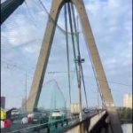 Северный мост в Киеве, который последнее время несколько раз атаковали, обшили а…