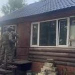 Кадры пресечения работы подпольных оружейников.Видео: ЦОС ФСБ России/ТАСС Подпи…